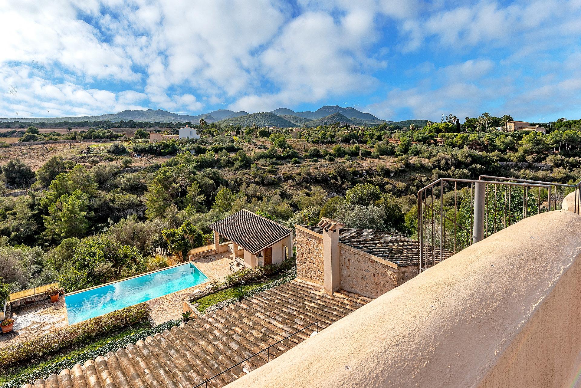 Timelessly elegant country house with sea views near Portocolom