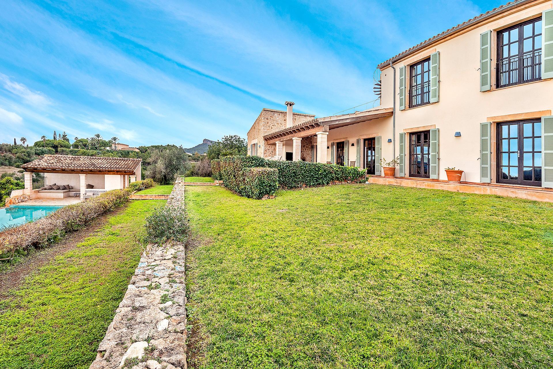 Timelessly elegant country house with sea views near Portocolom