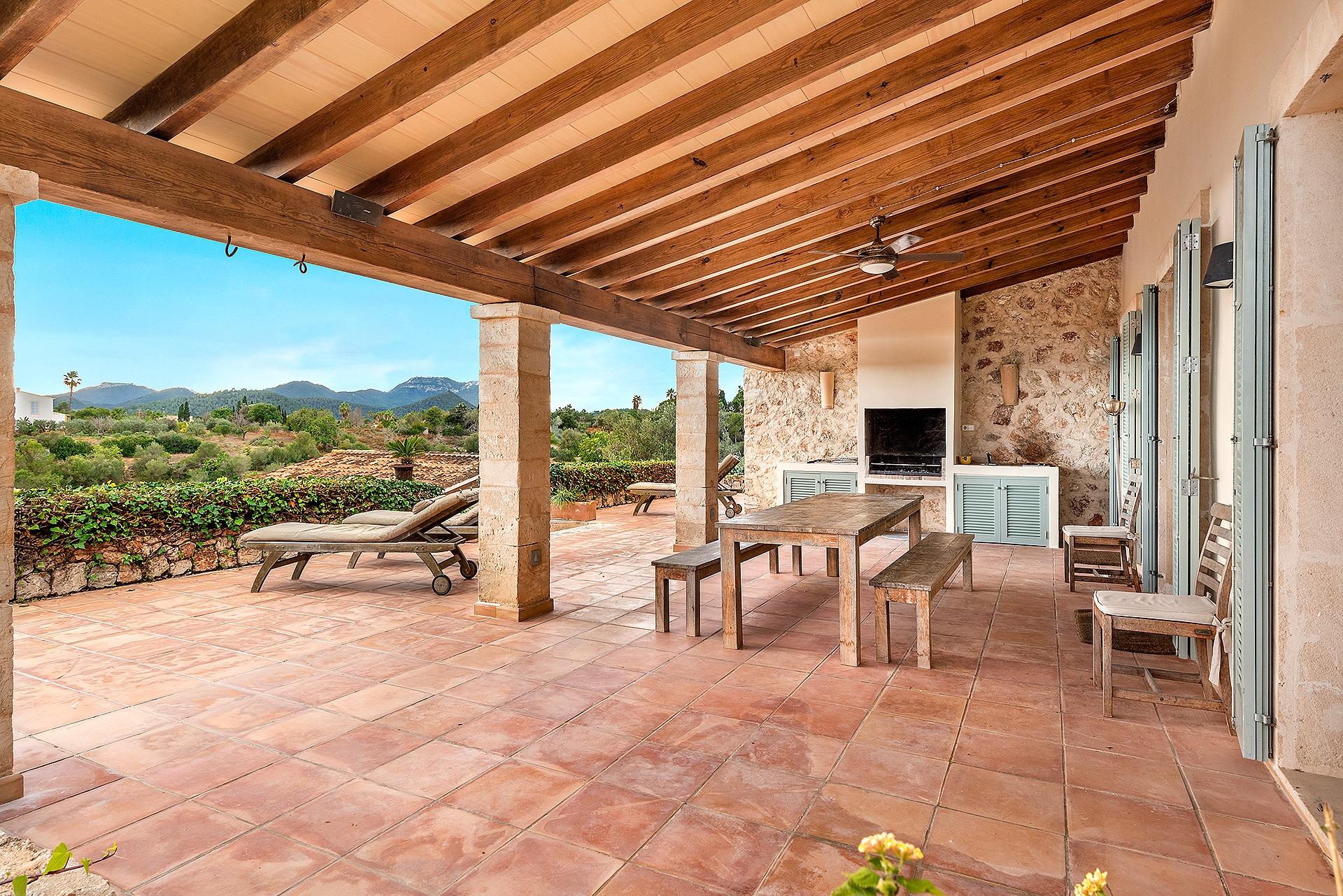 Timelessly elegant country house with sea views near Portocolom