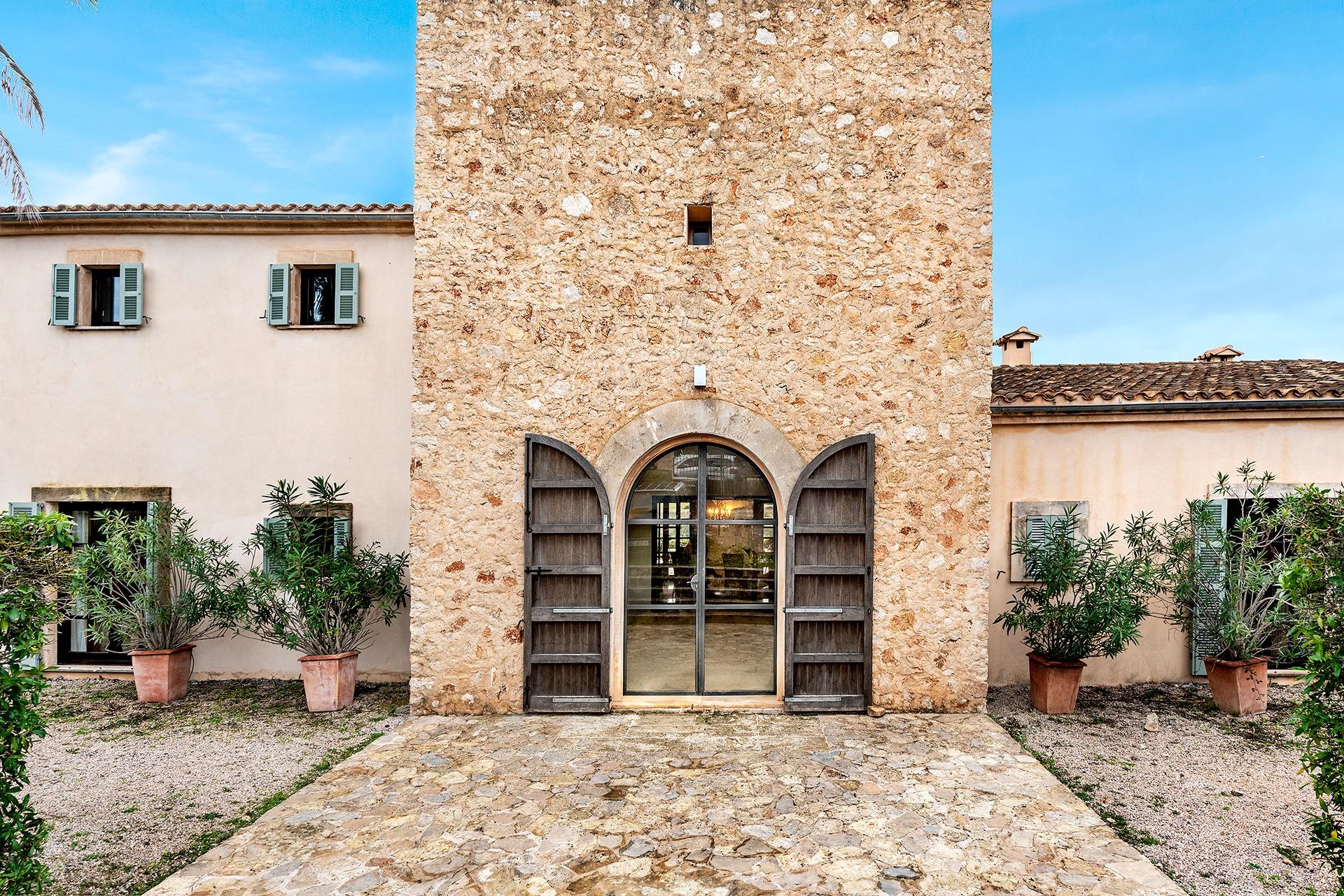 Timelessly elegant country house with sea views near Portocolom