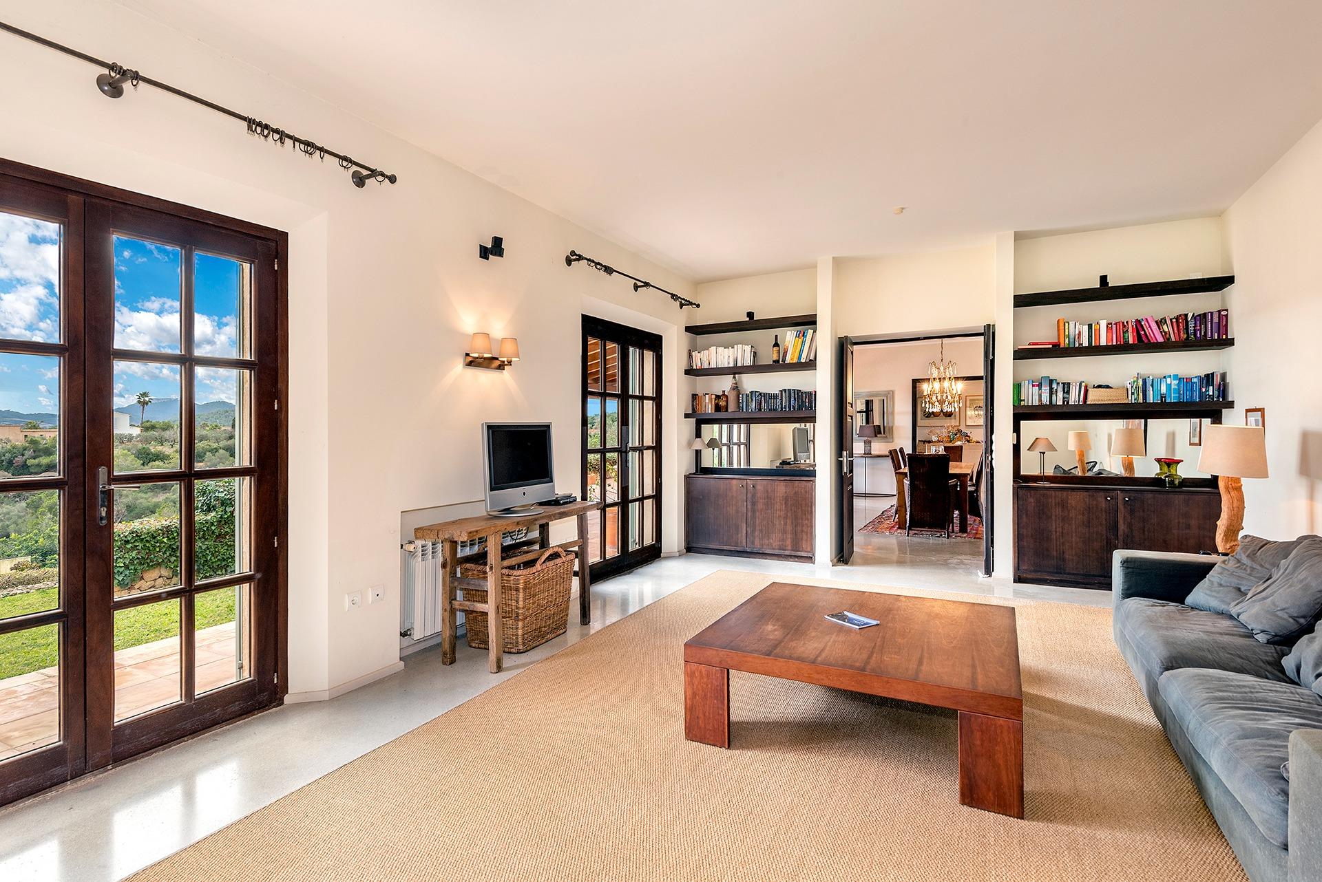 Timelessly elegant country house with sea views near Portocolom