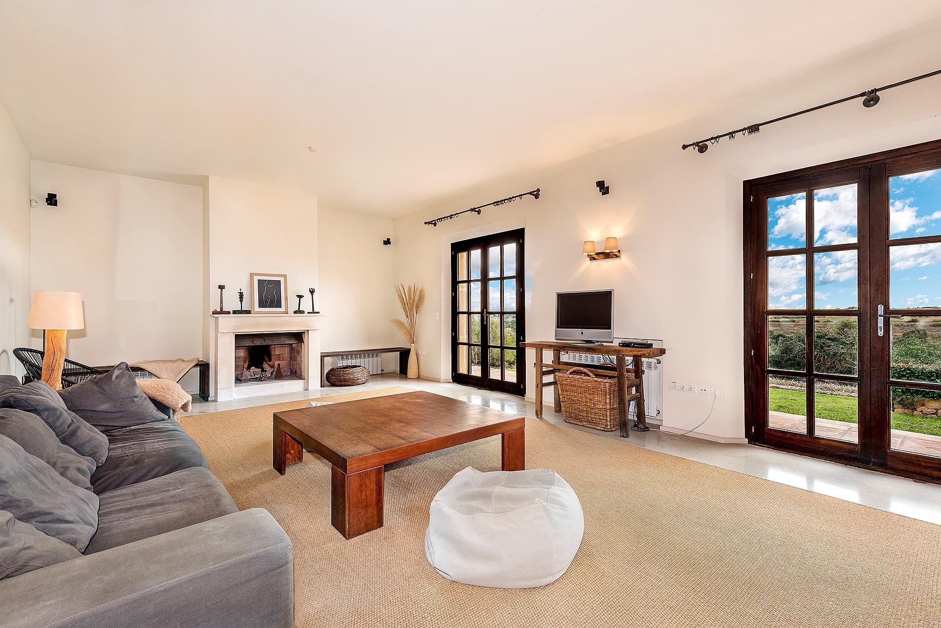 Timelessly elegant country house with sea views near Portocolom