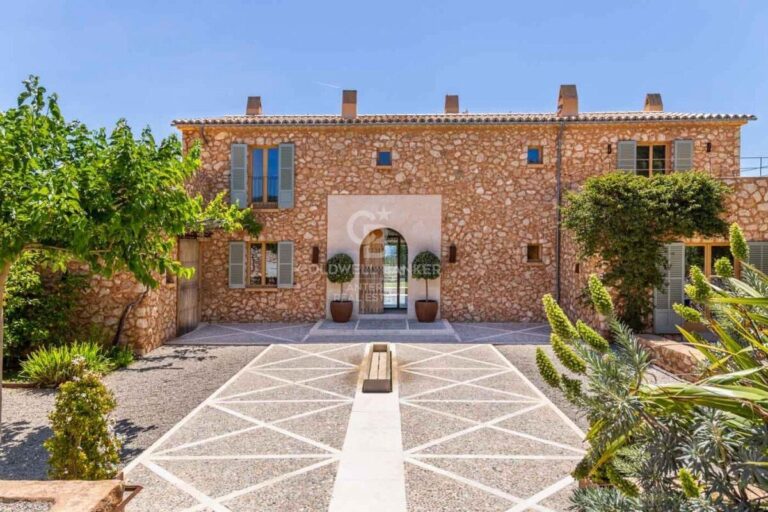 Casa de campo con permiso de alquiler vacacional y viñedo propio en Santa Maria del Camí