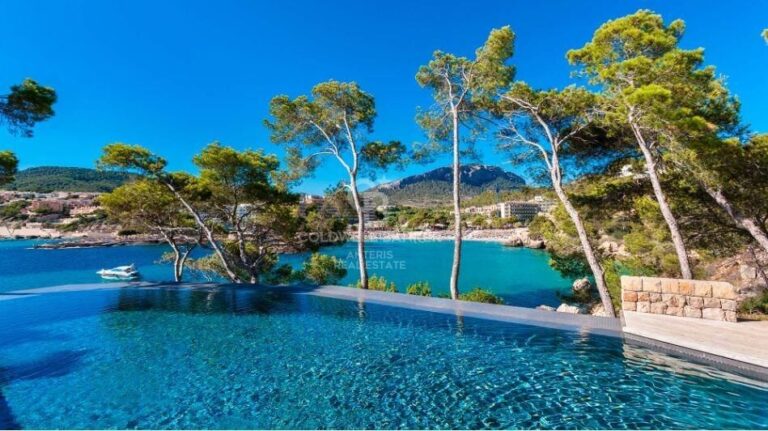Two dream villas right by the sea in Camp de Mar with holiday rental permit