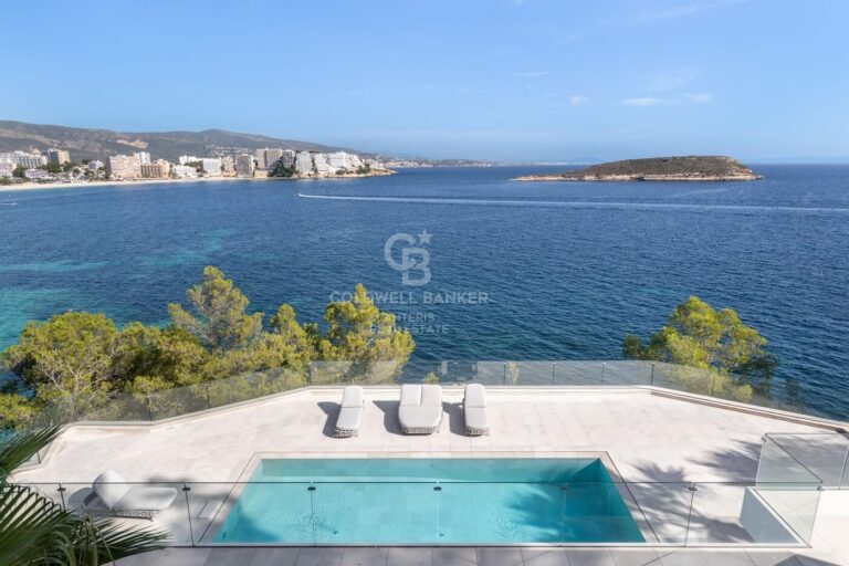 Newly built villa with lift in first sea line in Cala Vinyas