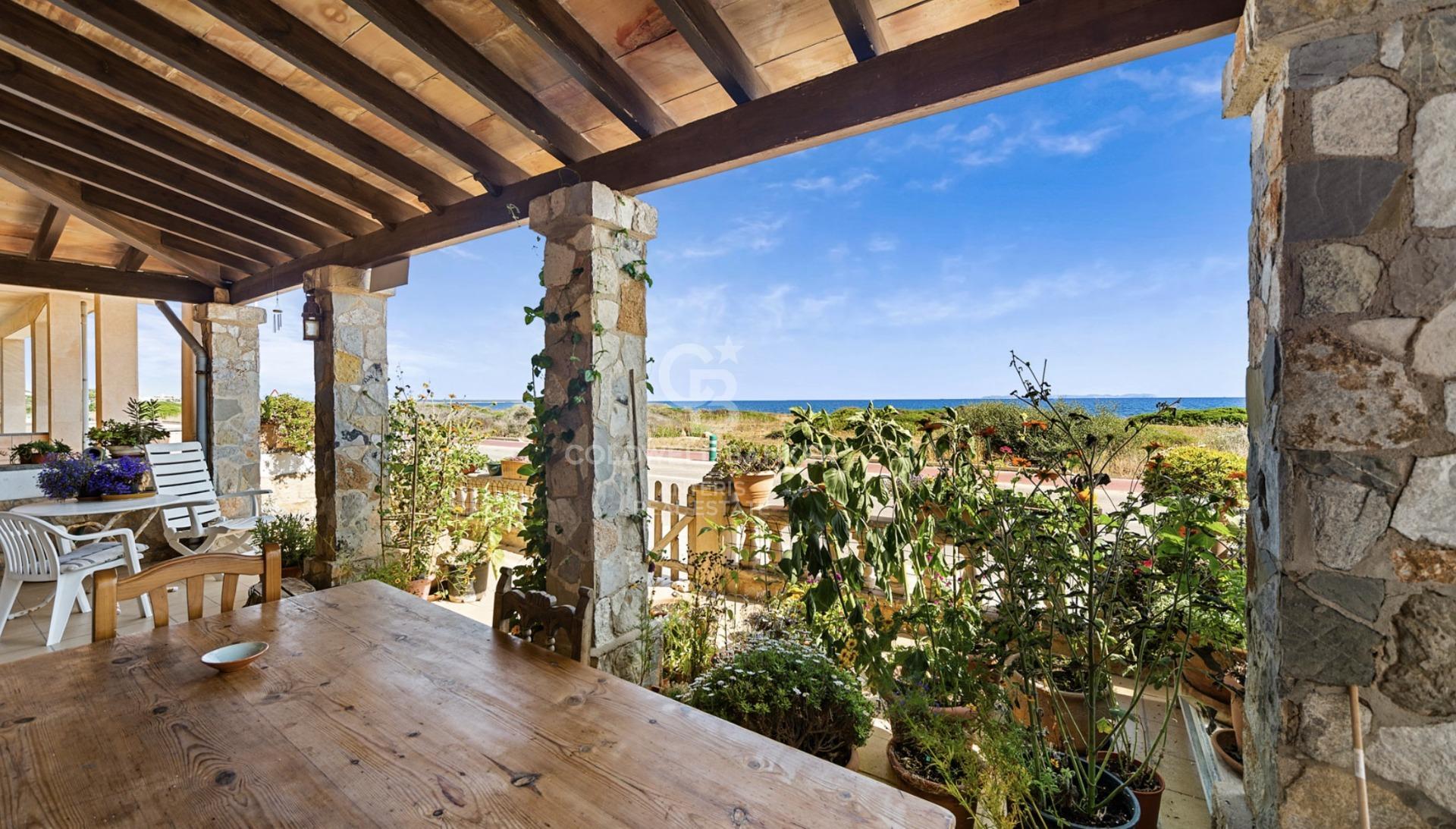 Charming property by the sea with a great covered terrace and courtyard in Sa Rápita