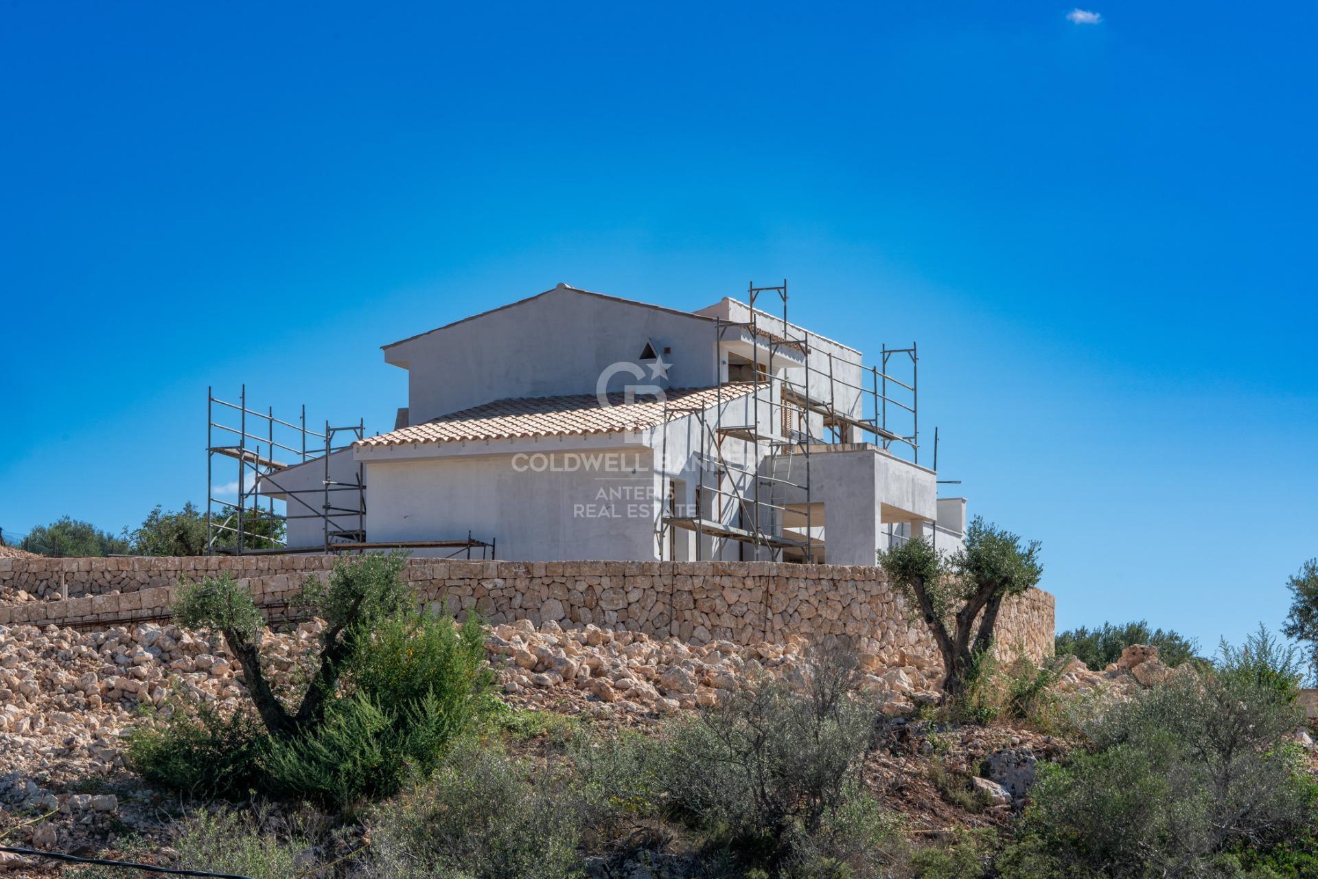 Elegante propiedad a estrenar con piscina e impresionantes vistas panorámicas en Puntiró