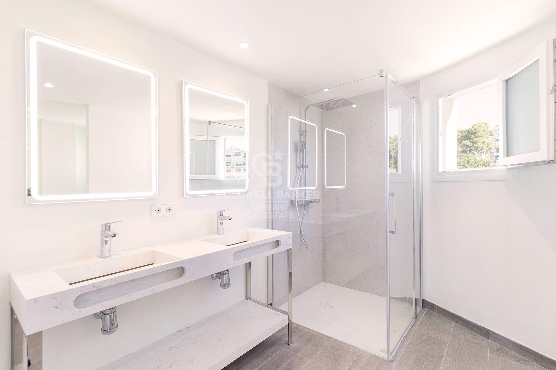 Elegante apartamento con vistas al mar en la playa de Cala Mayor