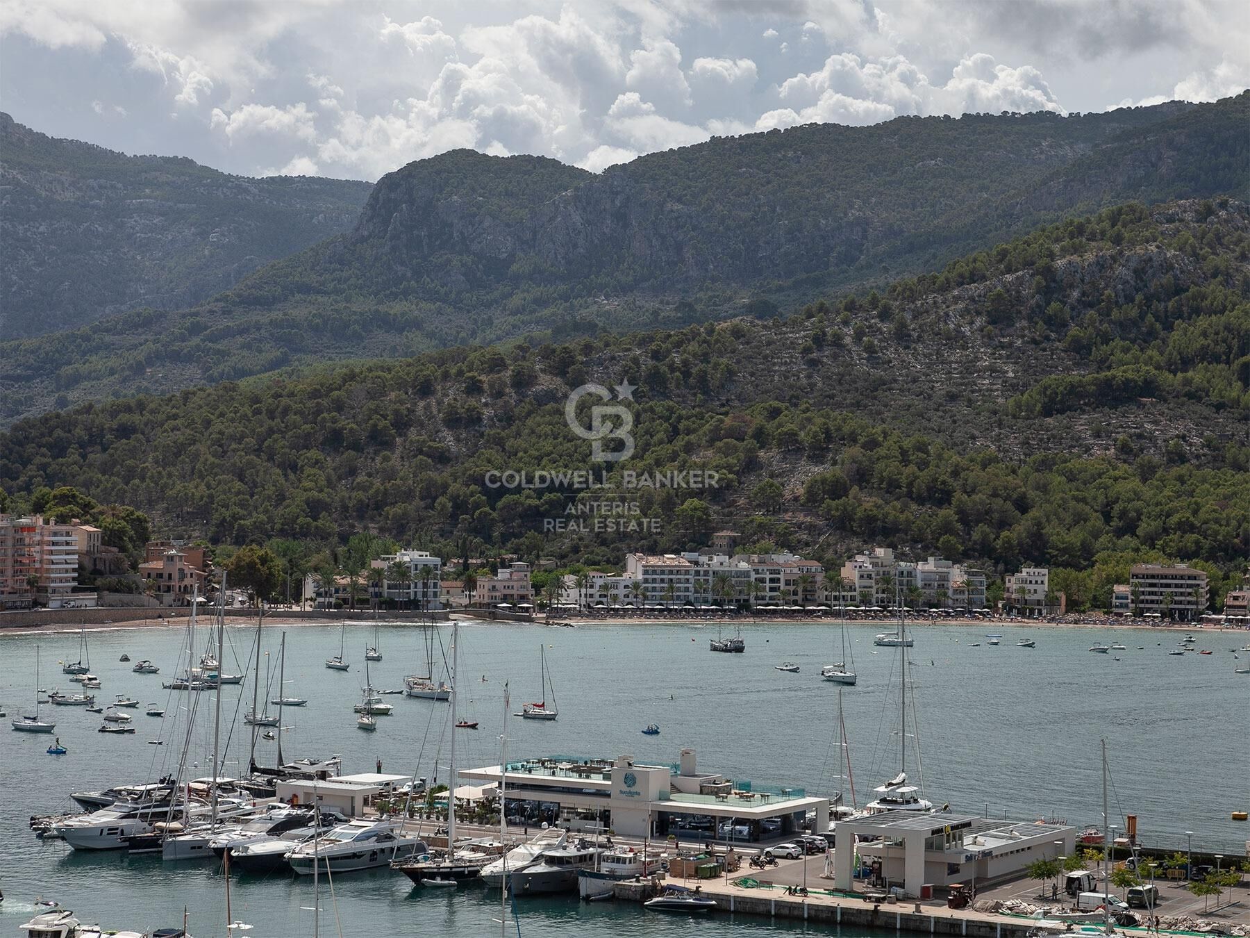 Apartamento fenomenal en Port de Soller con impresionantes vistas al mar y permiso de alquiler vacac