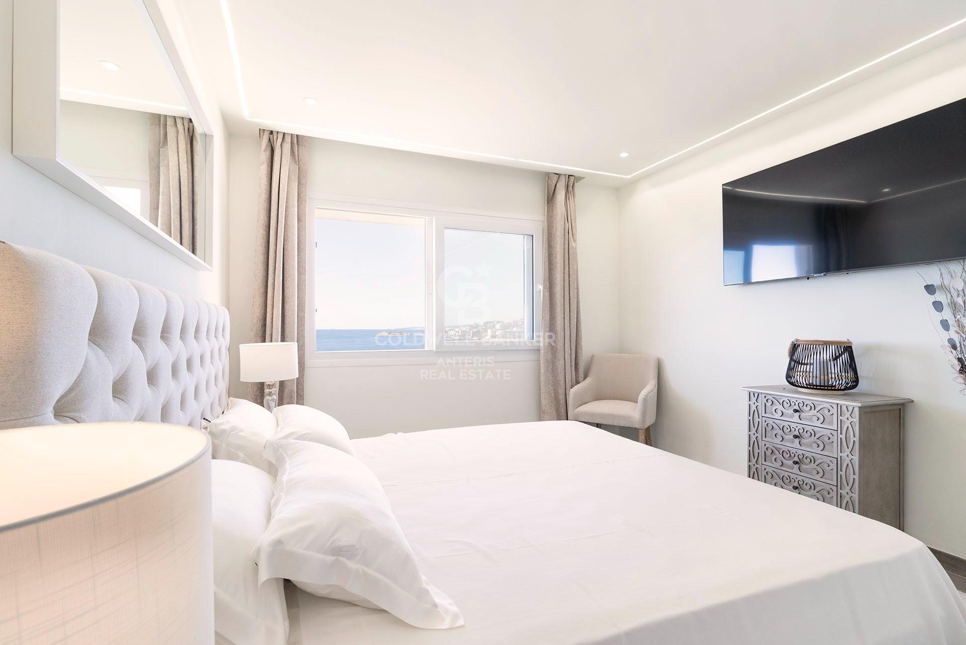 Elegante apartamento con vistas al mar en la playa de Cala Mayor