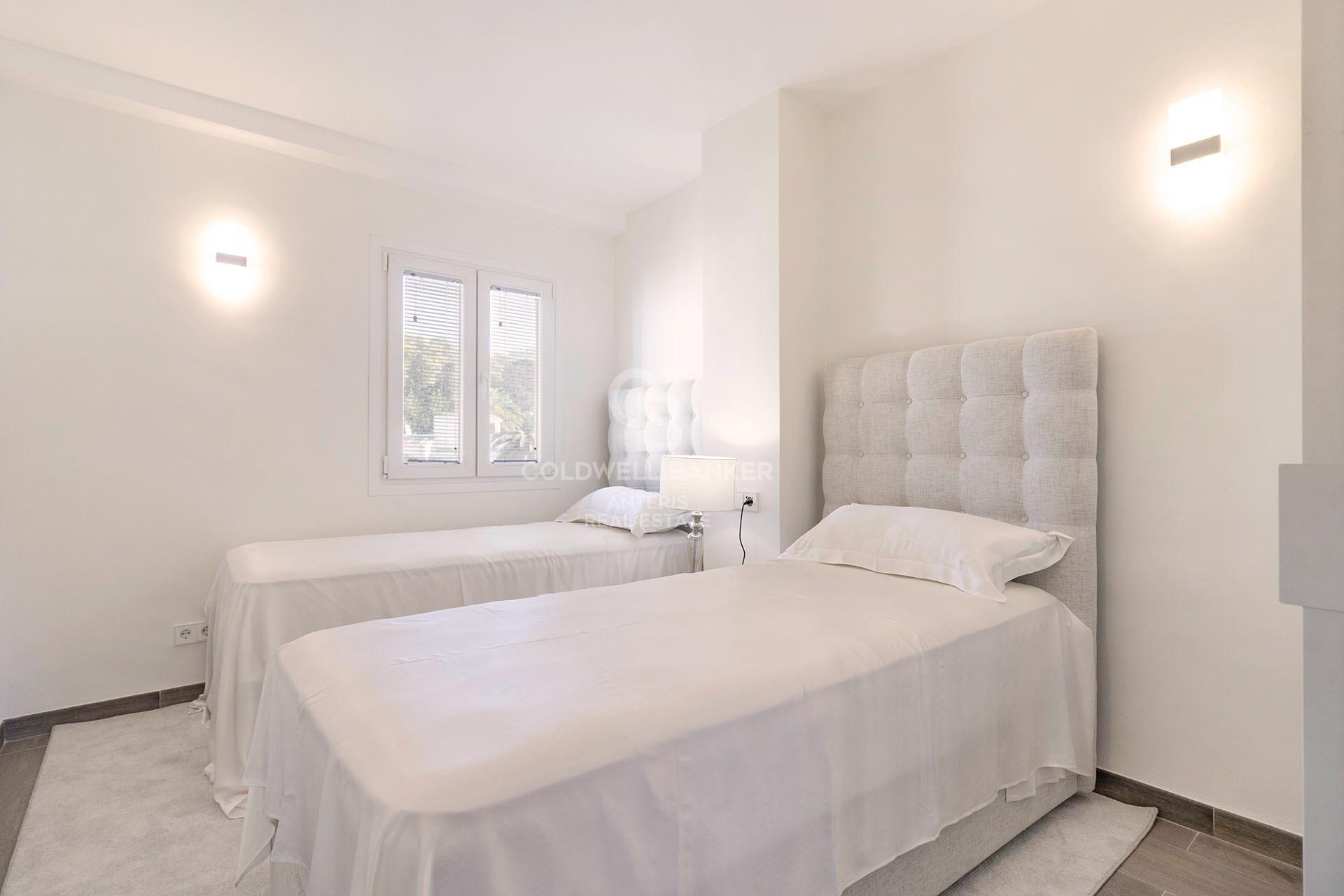 Elegante apartamento con vistas al mar en la playa de Cala Mayor