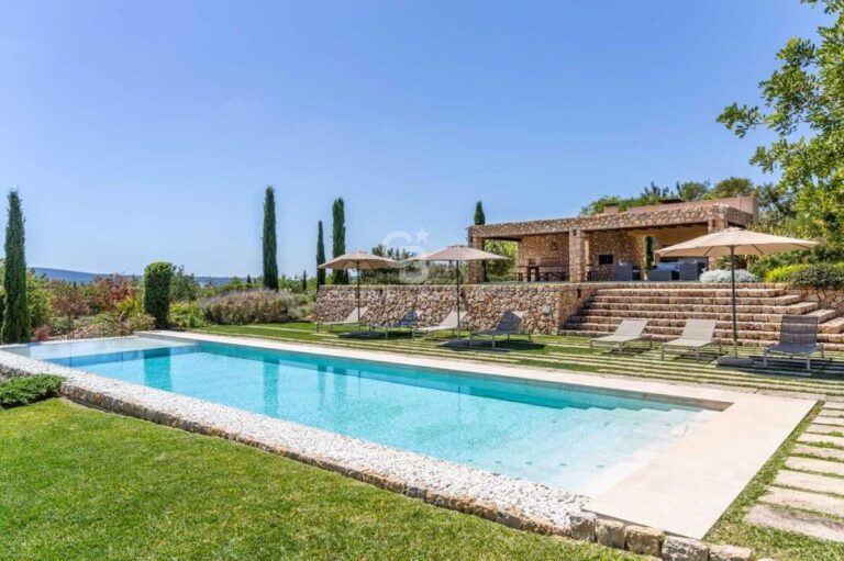 Casa de campo con permiso de alquiler vacacional y viñedo propio en Santa Maria del Camí