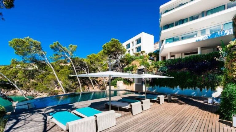 Two dream villas right by the sea in Camp de Mar with holiday rental permit