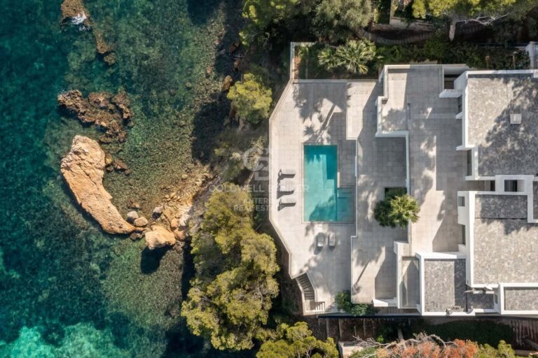 Newly built villa with lift in first sea line in Cala Vinyas