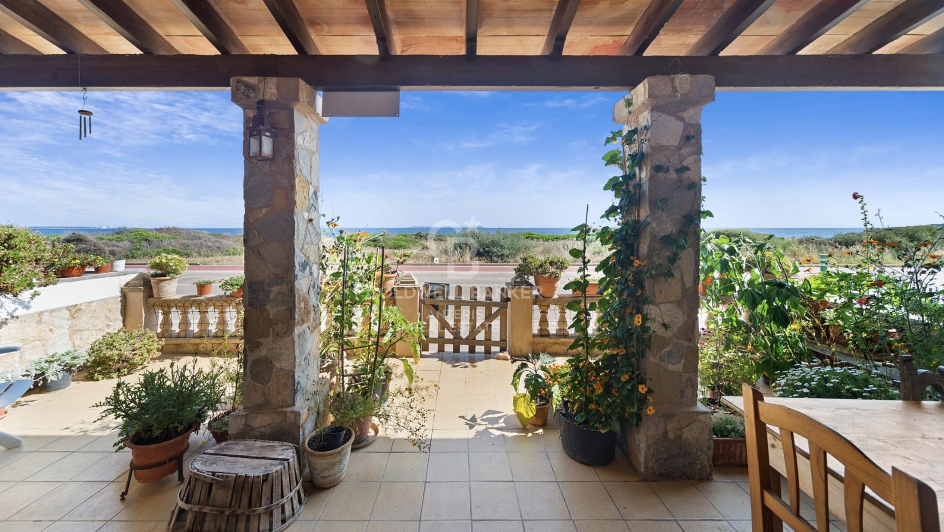 Charming property by the sea with a great covered terrace and courtyard in Sa Rápita