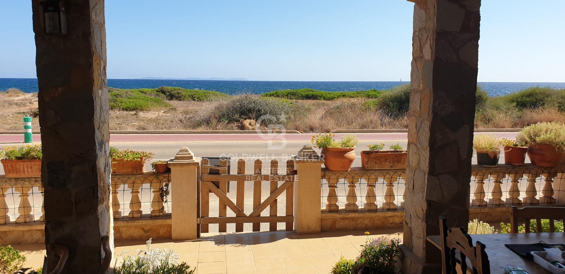 Charming property by the sea with a great covered terrace and courtyard in Sa Rápita