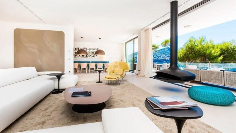 Two dream villas right by the sea in Camp de Mar with holiday rental permit