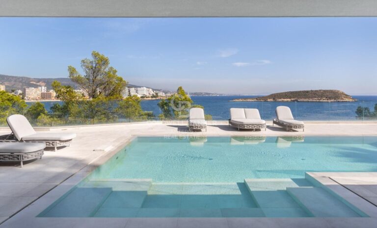 Newly built villa with lift in first sea line in Cala Vinyas