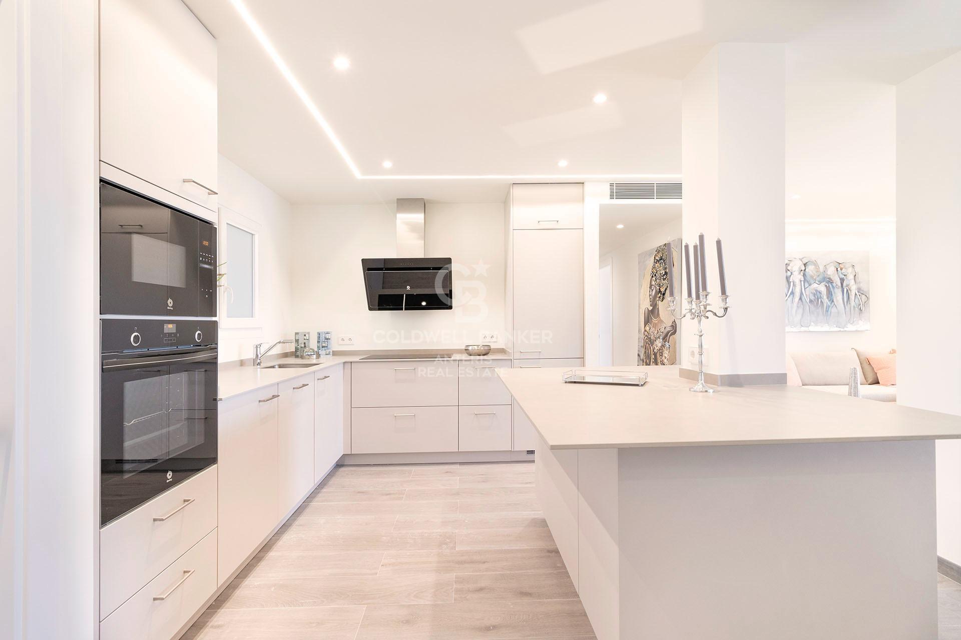 Elegante apartamento con vistas al mar en la playa de Cala Mayor