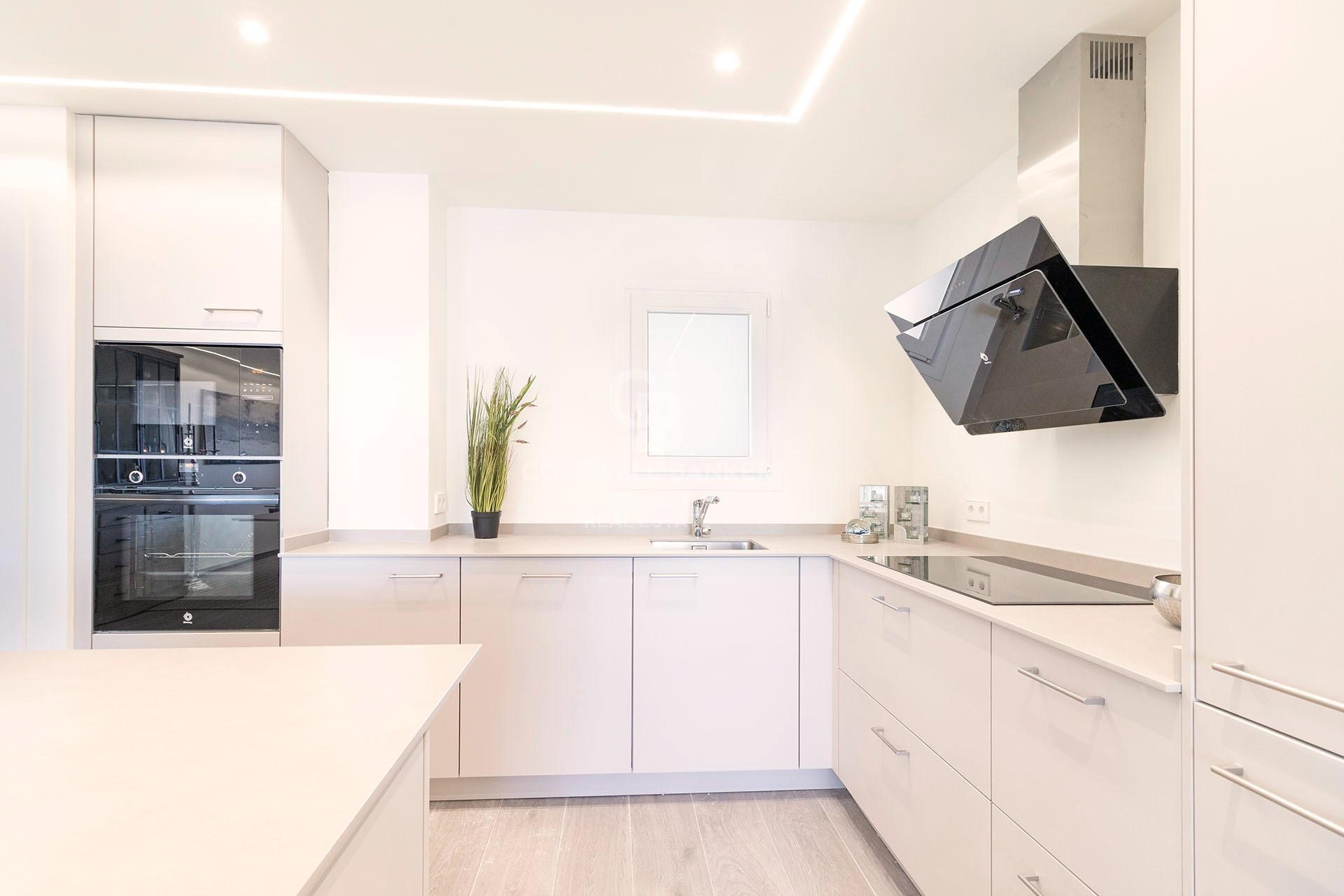 Elegante apartamento con vistas al mar en la playa de Cala Mayor