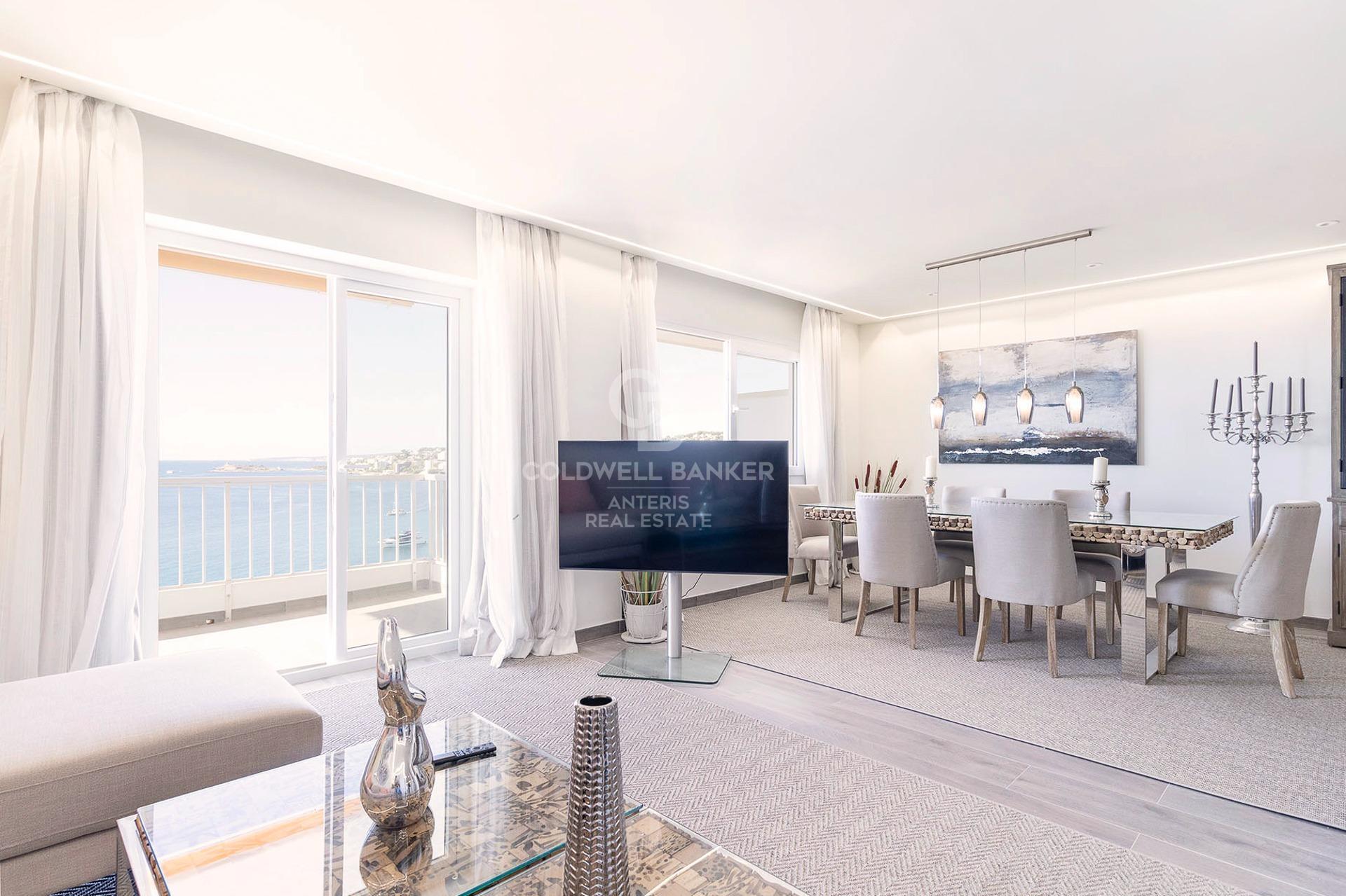 Elegante apartamento con vistas al mar en la playa de Cala Mayor