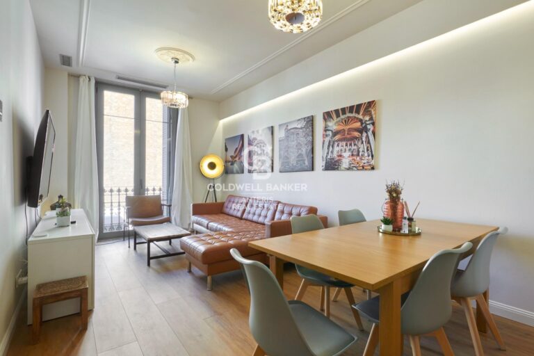 Piso con licencia turística en finca modernista