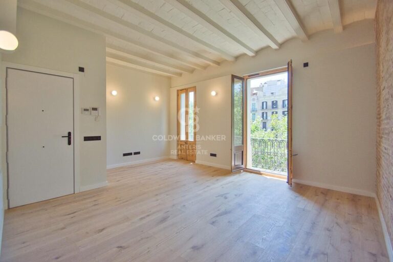 Całkowicie odnowiony luksusowy apartament w kamienicy z XIX wieku przy Passeig Sant Joan