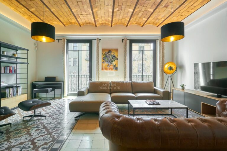 Spacious flat with three double bedrooms and high-end finishes