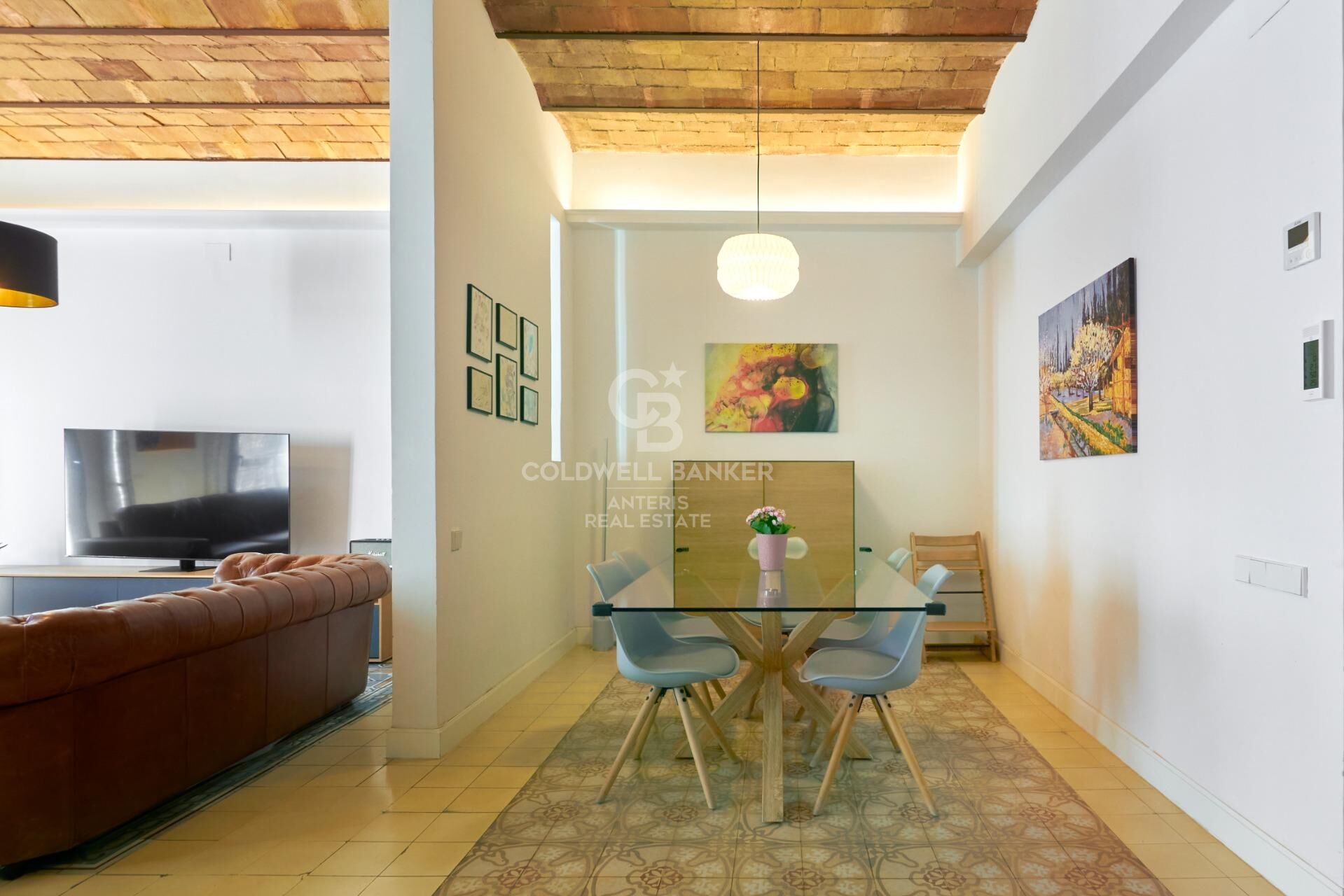 Amplio piso de tres dormitorios dobles y acabados de lujo