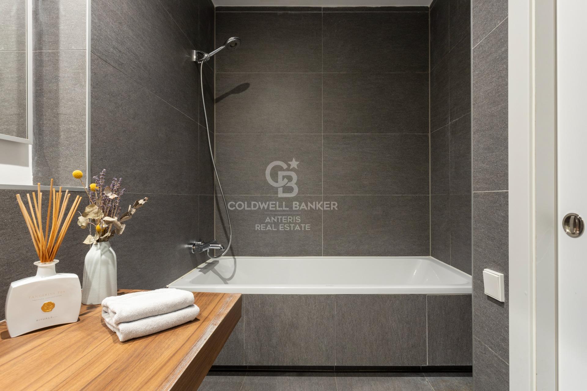 Amplio piso de tres dormitorios dobles y acabados de lujo