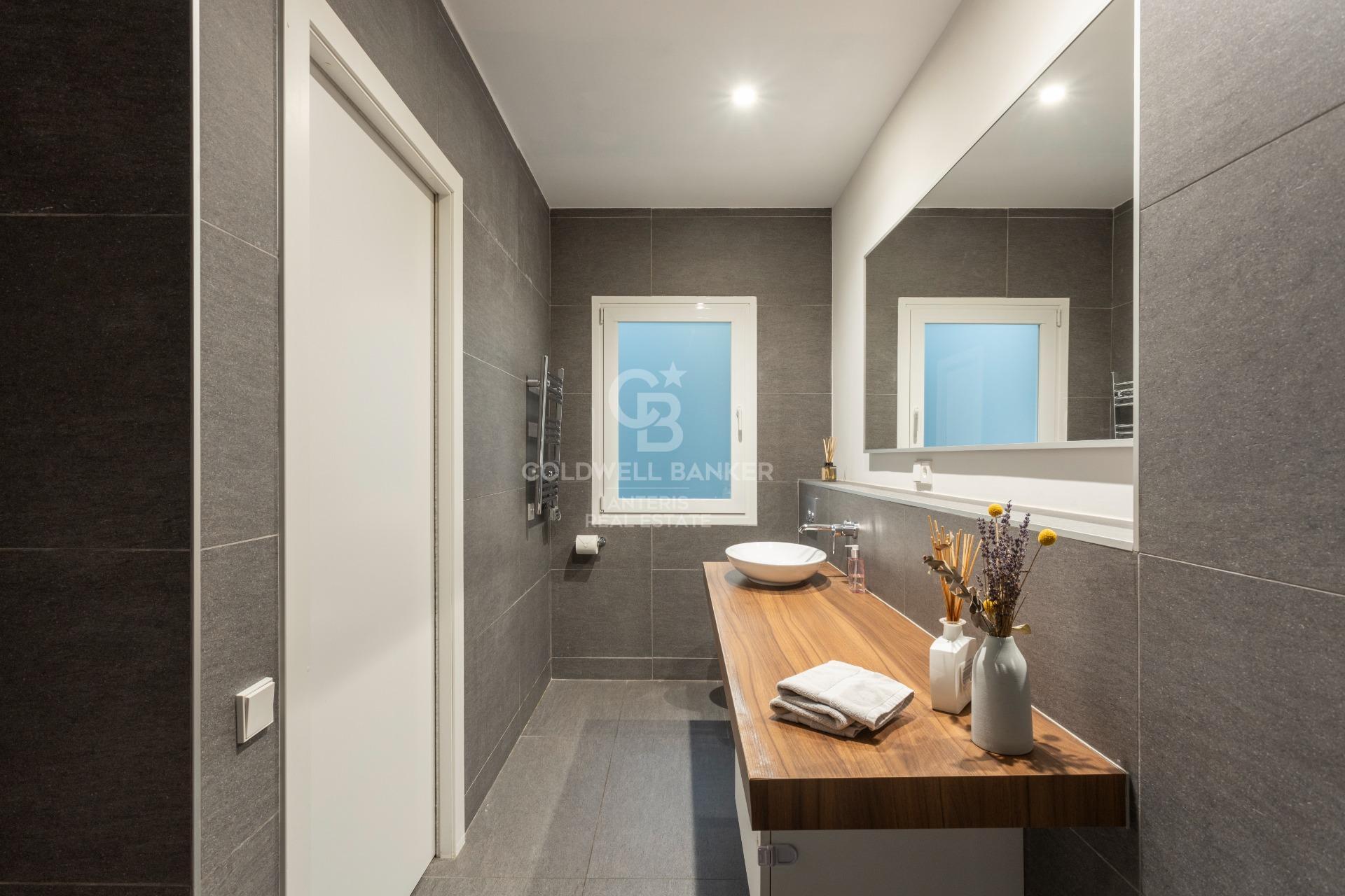 Amplio piso de tres dormitorios dobles y acabados de lujo