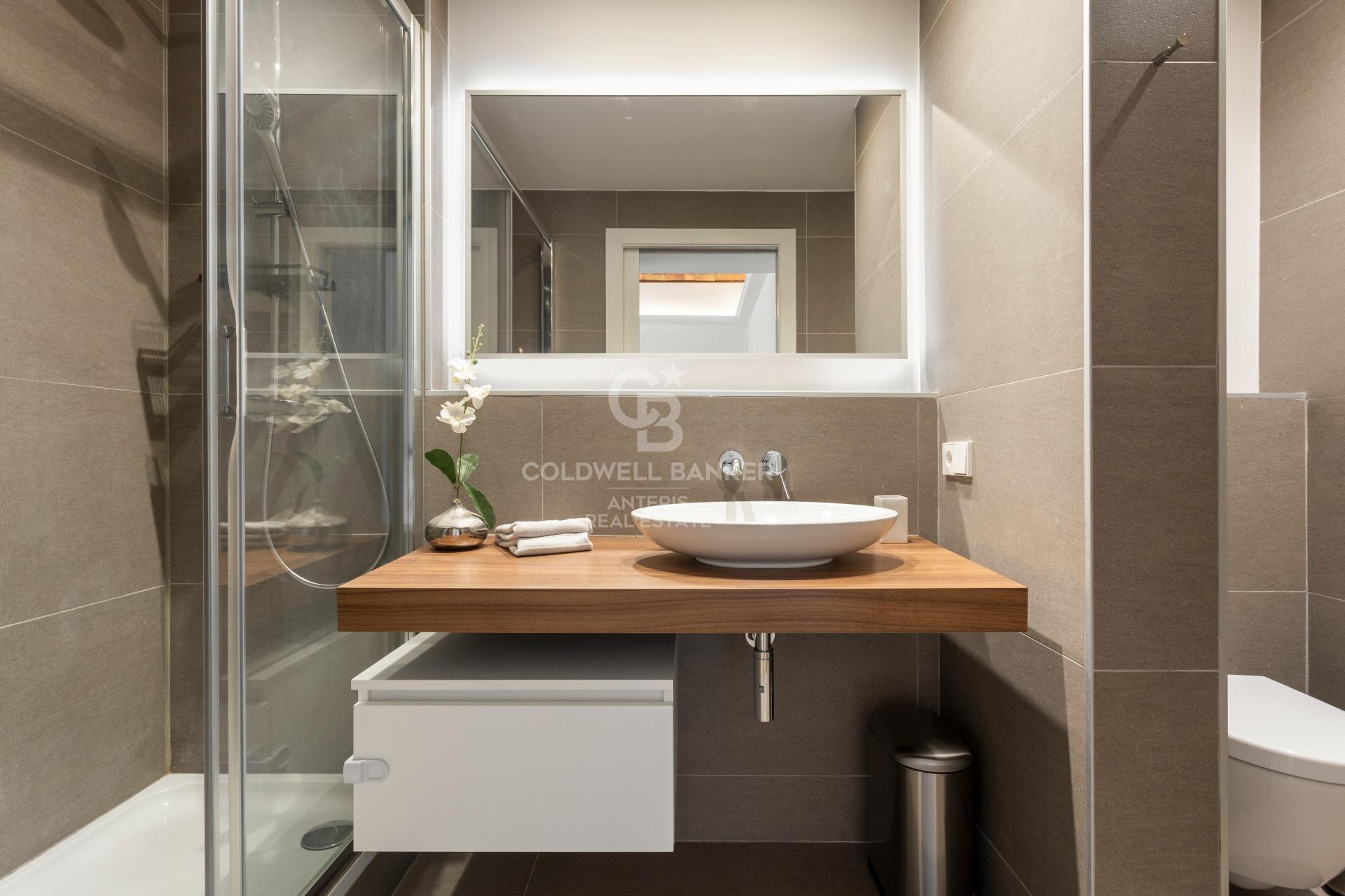 Amplio piso de tres dormitorios dobles y acabados de lujo