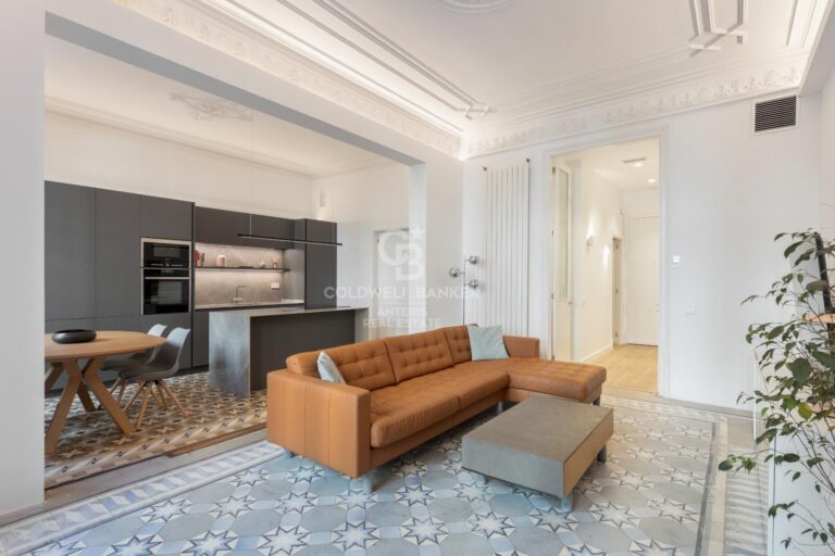 Renovated flat with luxury finishes