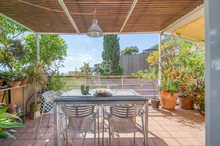 Casa en Can Caralleu con terrazas y jardín