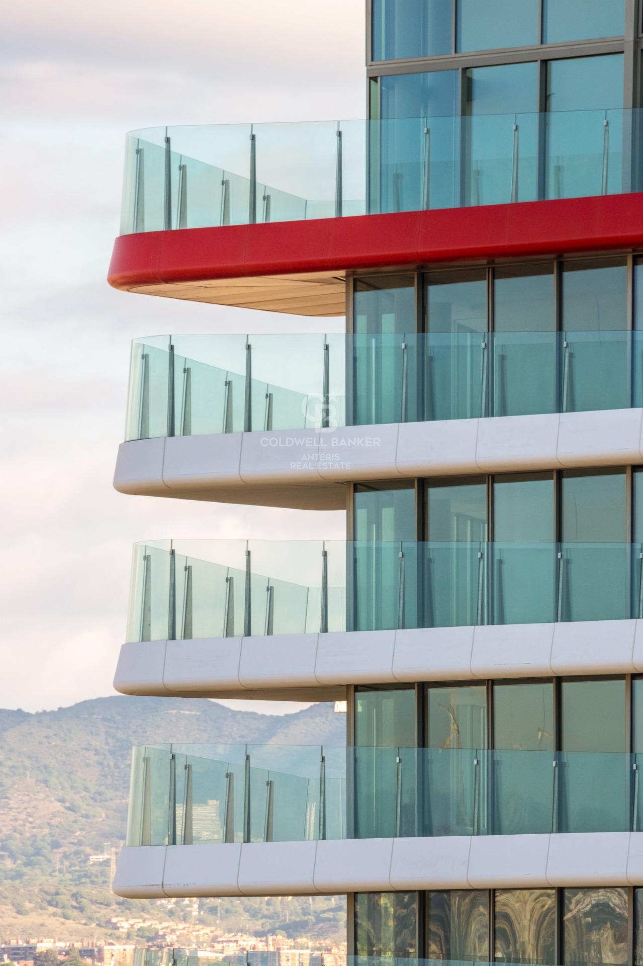 Vive la exclusividad y el lujo en un edificio frente al mar