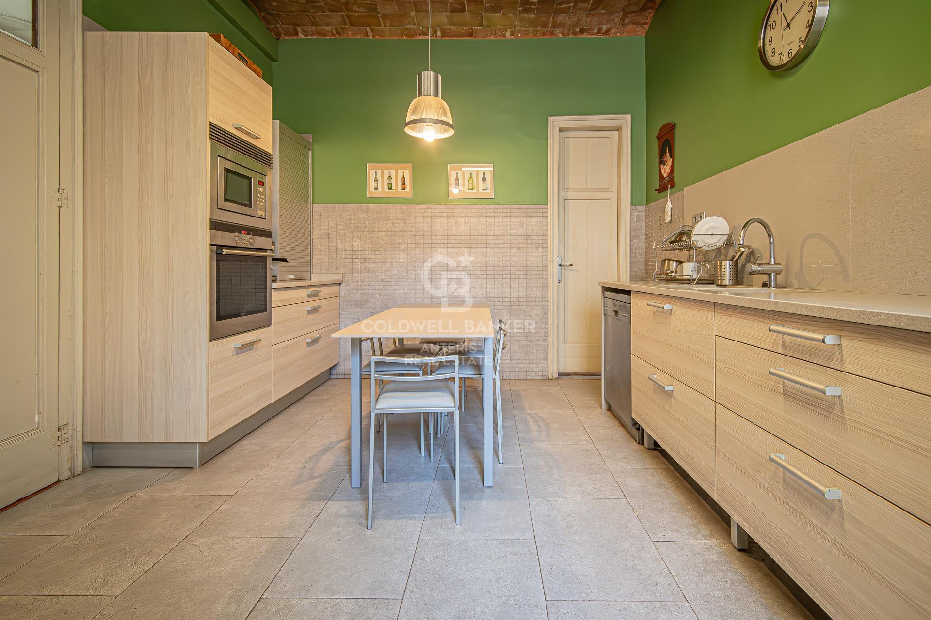 Zachwycający apartament z wysokimi sufitami i widokiem na Sagrada Familia