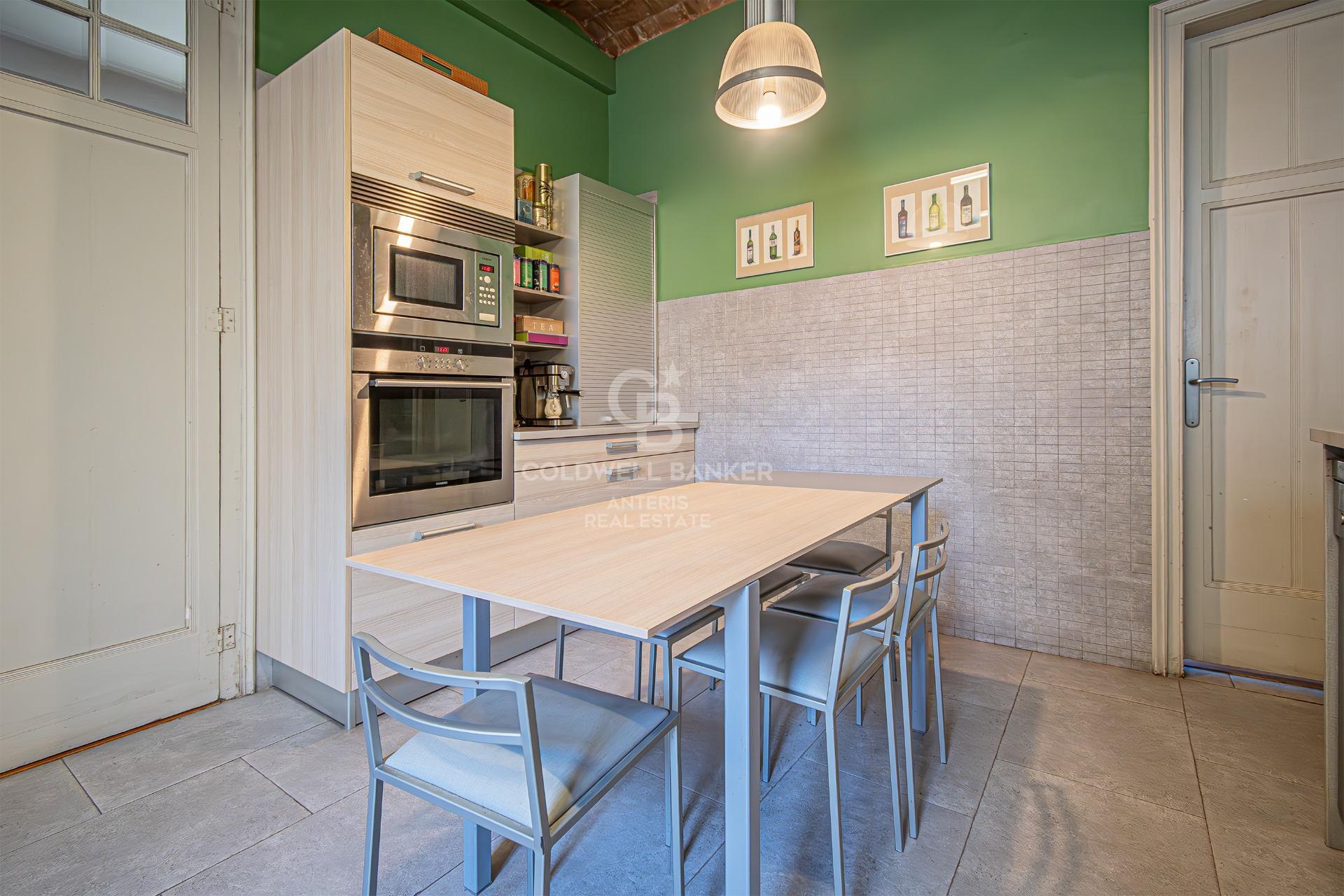 Zachwycający apartament z wysokimi sufitami i widokiem na Sagrada Familia