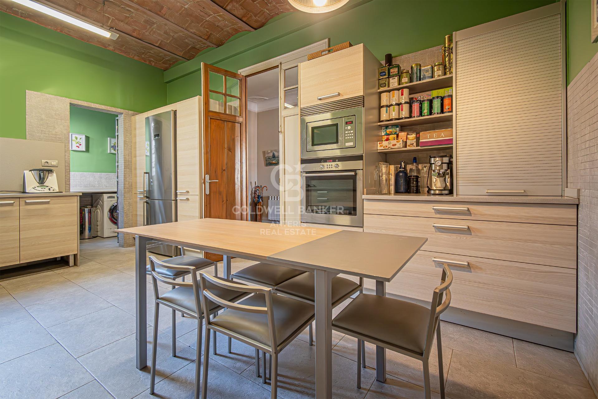 Zachwycający apartament z wysokimi sufitami i widokiem na Sagrada Familia