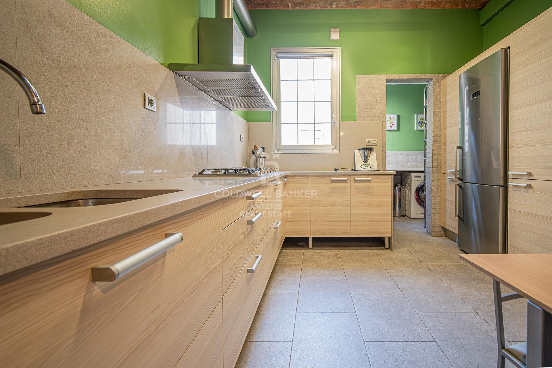 Zachwycający apartament z wysokimi sufitami i widokiem na Sagrada Familia