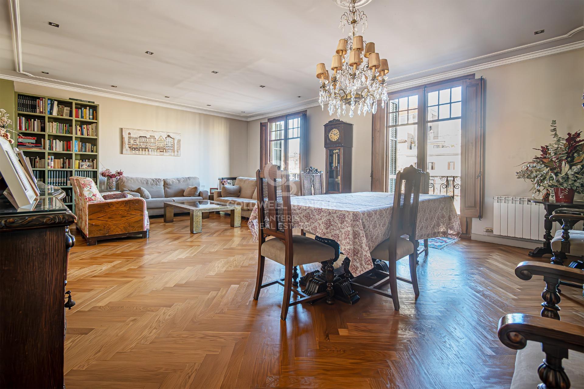 Zachwycający apartament z wysokimi sufitami i widokiem na Sagrada Familia