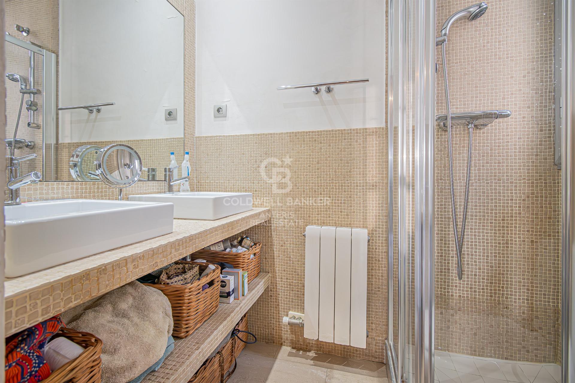 Zachwycający apartament z wysokimi sufitami i widokiem na Sagrada Familia