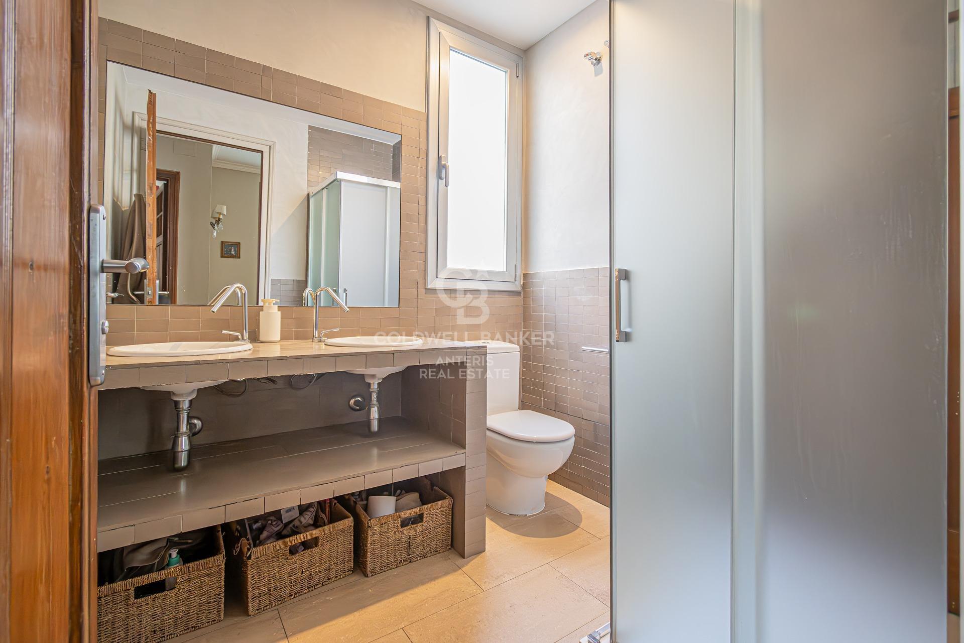 Zachwycający apartament z wysokimi sufitami i widokiem na Sagrada Familia