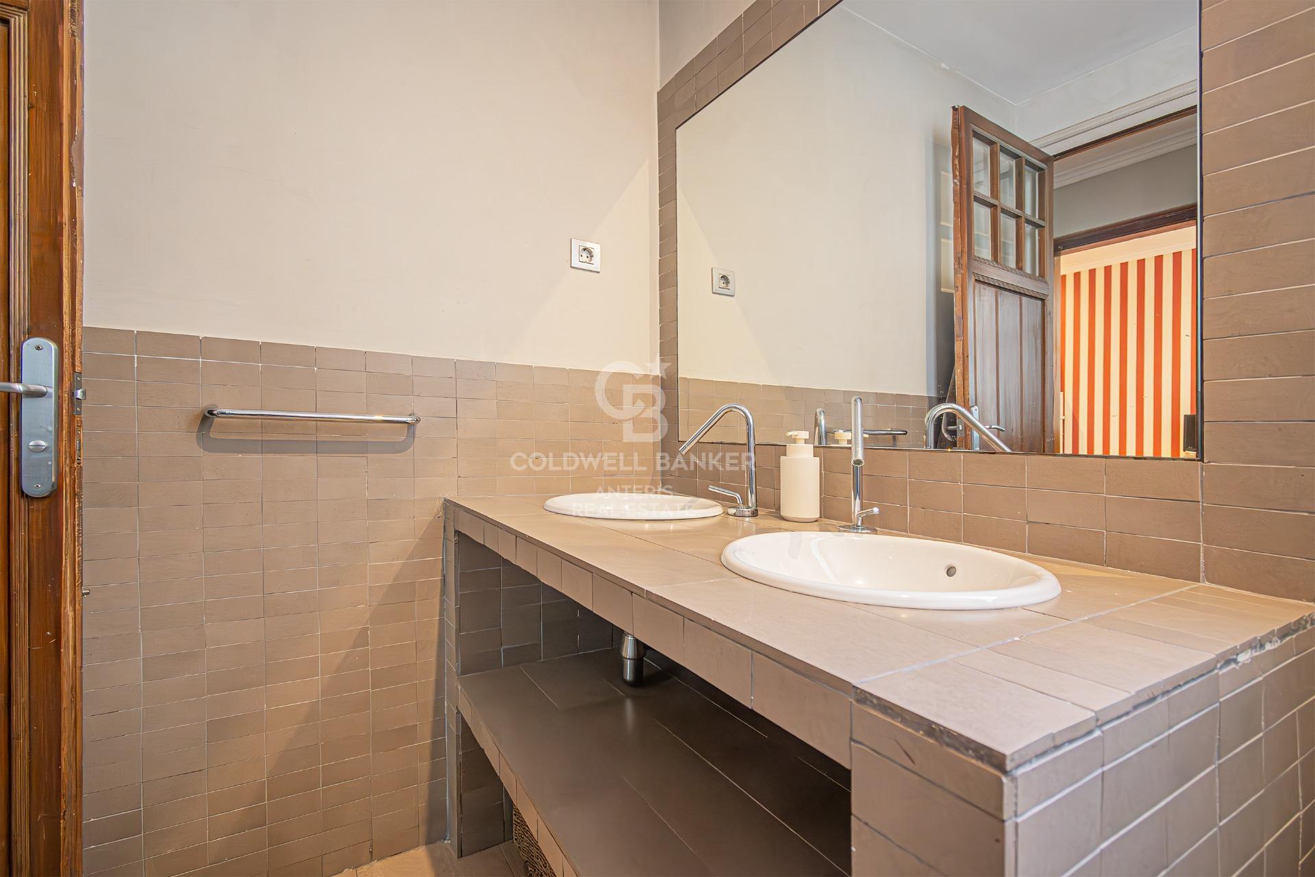 Zachwycający apartament z wysokimi sufitami i widokiem na Sagrada Familia