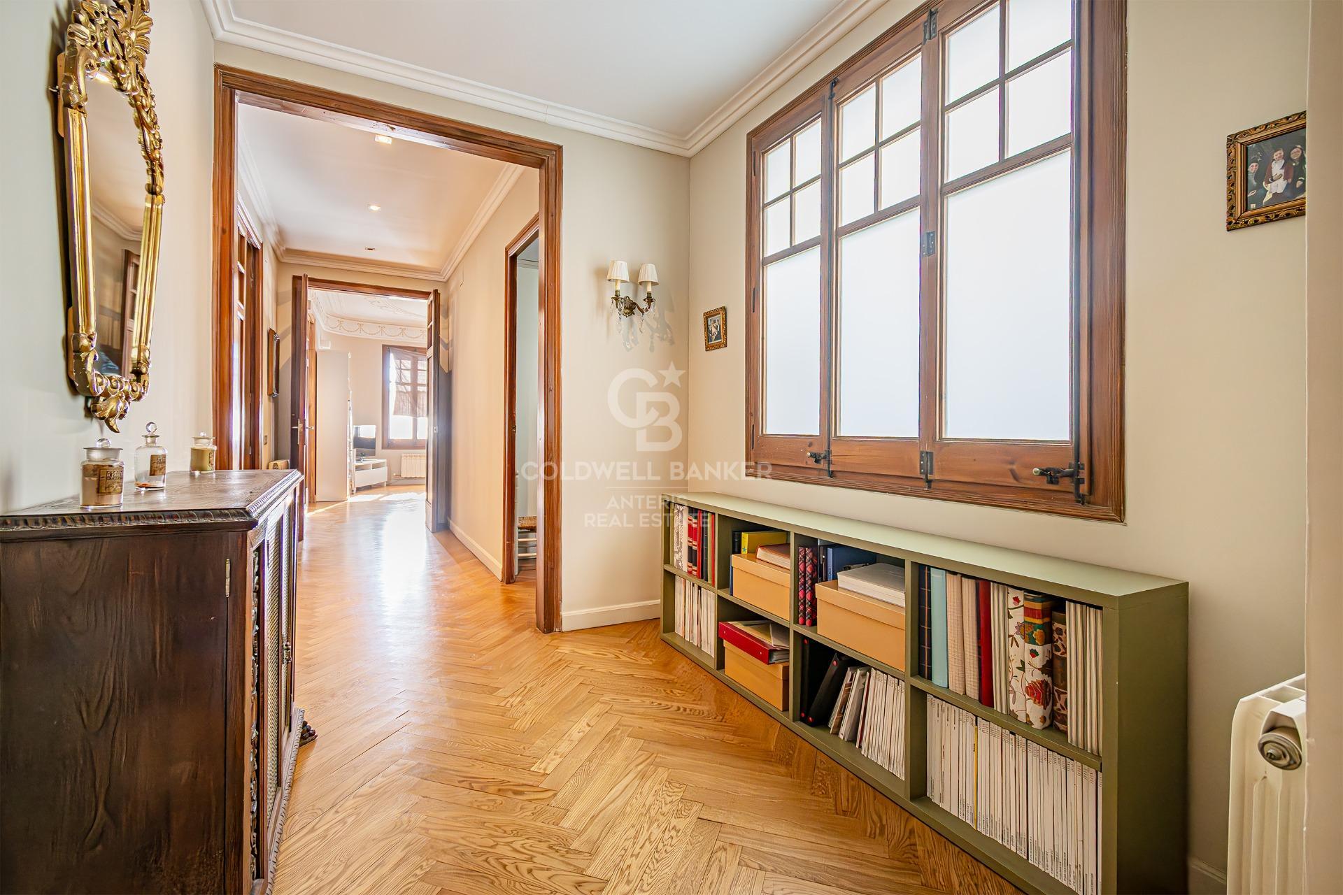 Zachwycający apartament z wysokimi sufitami i widokiem na Sagrada Familia