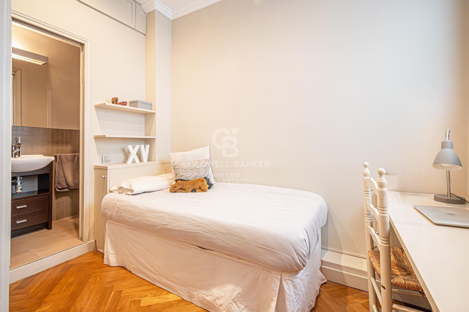 Zachwycający apartament z wysokimi sufitami i widokiem na Sagrada Familia