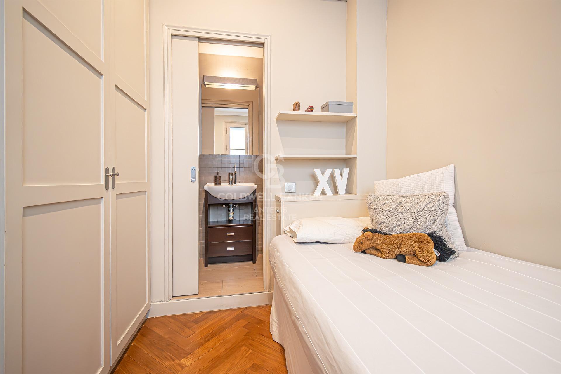 Zachwycający apartament z wysokimi sufitami i widokiem na Sagrada Familia