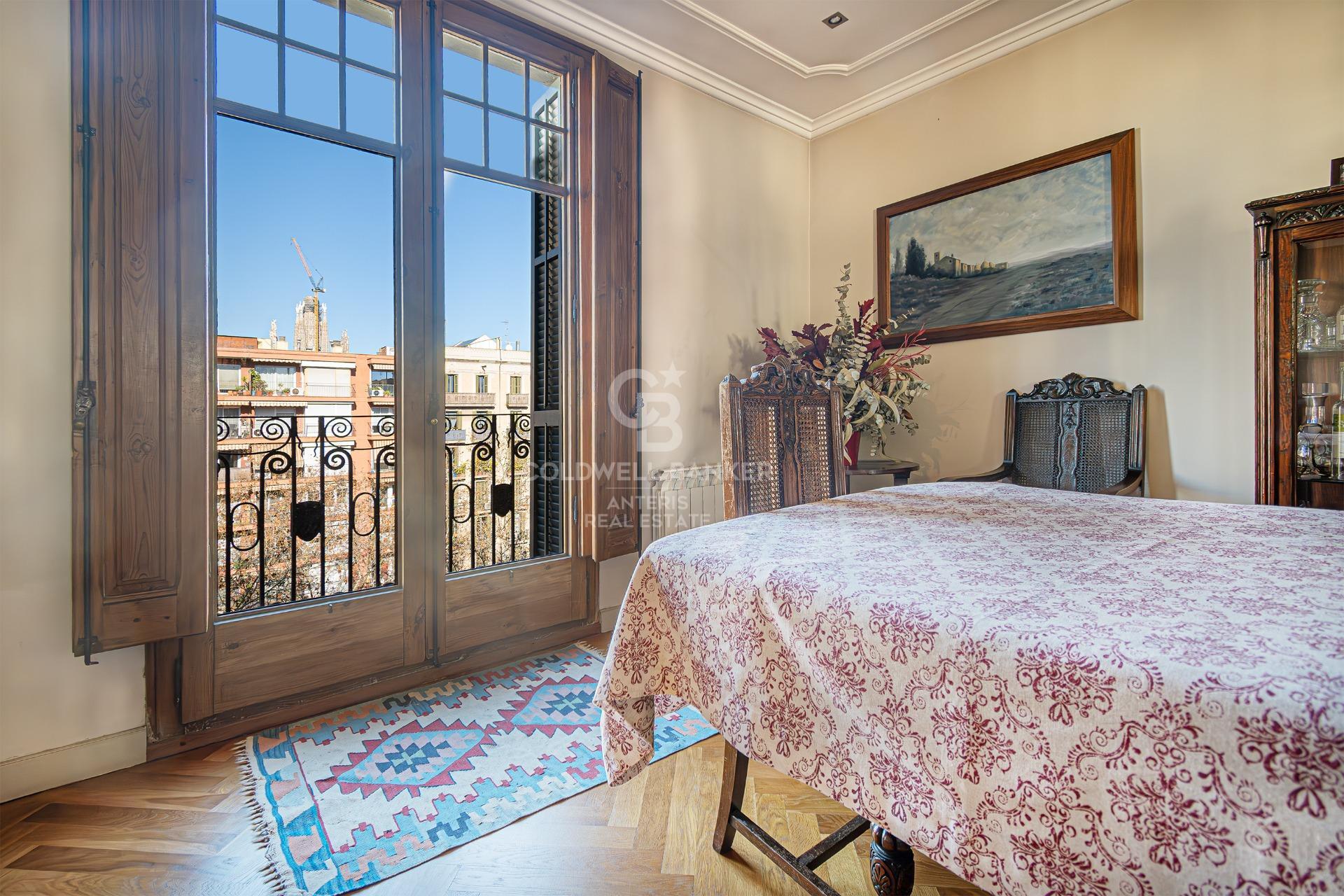 Zachwycający apartament z wysokimi sufitami i widokiem na Sagrada Familia