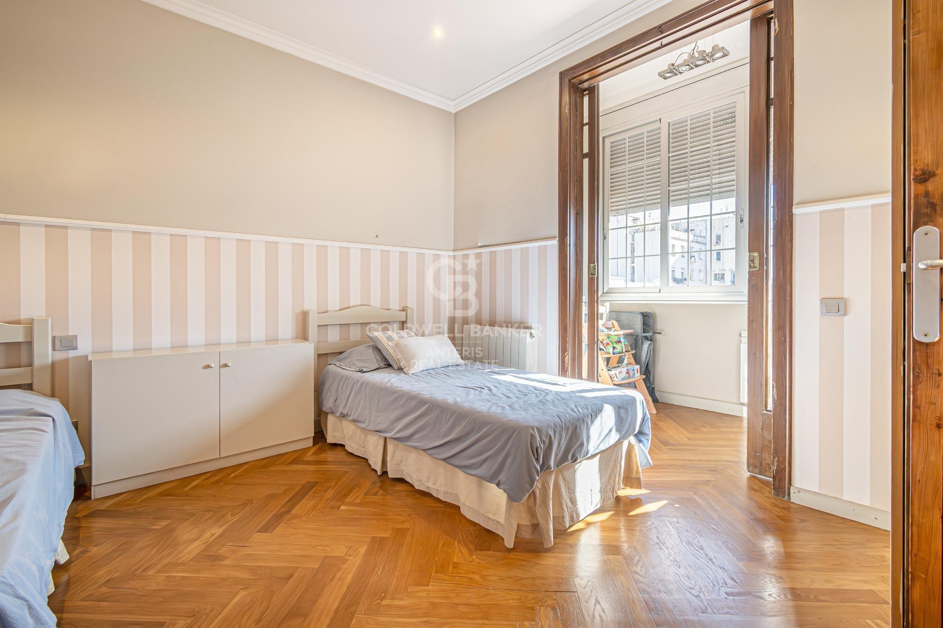 Zachwycający apartament z wysokimi sufitami i widokiem na Sagrada Familia