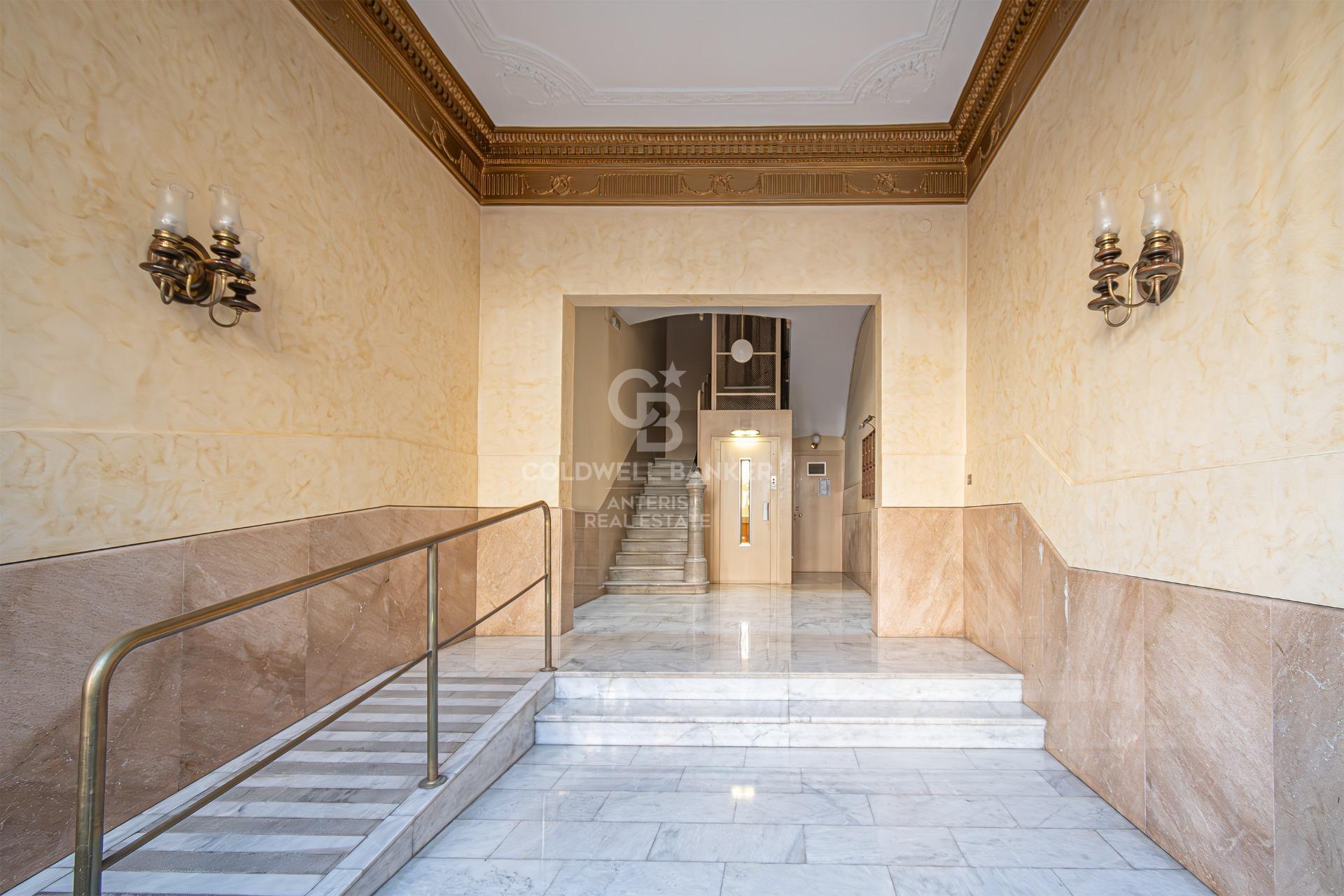 Zachwycający apartament z wysokimi sufitami i widokiem na Sagrada Familia