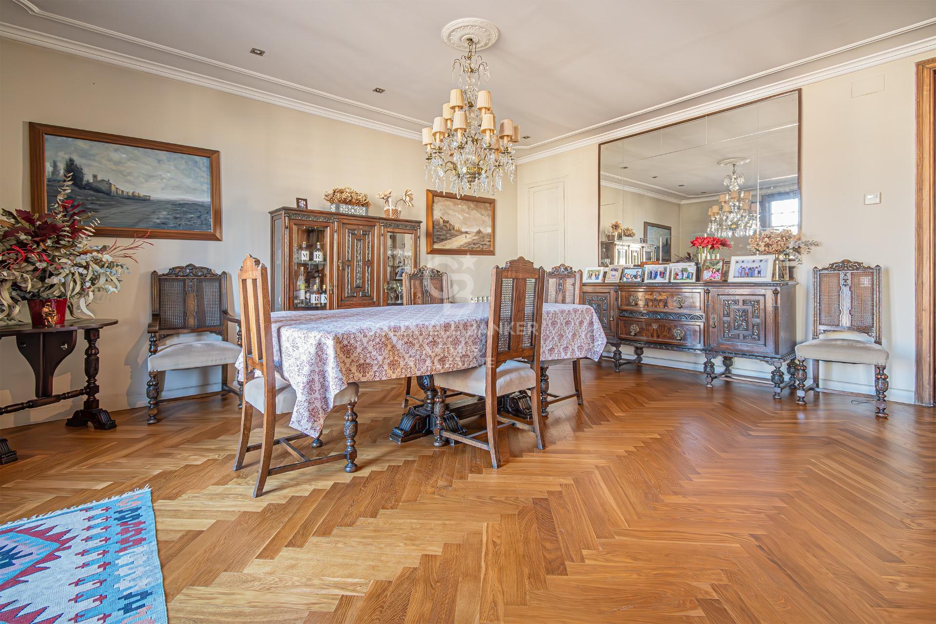 Zachwycający apartament z wysokimi sufitami i widokiem na Sagrada Familia